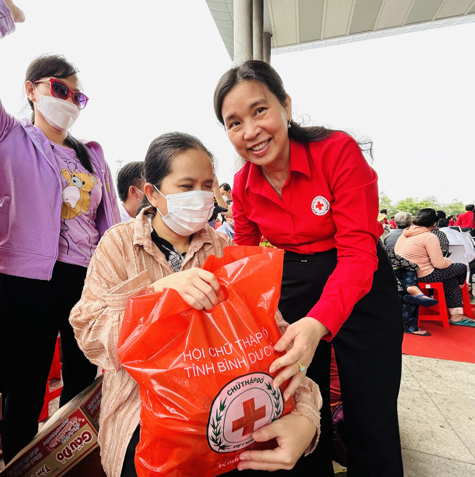 Đồng chí Huỳnh Thị Xuân Lam, Phó Chủ tịch Hội CTĐ Việt Nam tặng quà cho người khiếm thị được hỗ trợ đi “Chợ 0 đồng”.